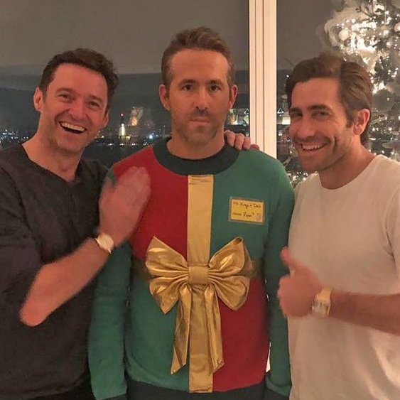 ⠀

ว่าด้วยเรื่องเทศกาลคริสต์มาส หลายคนมักจะมีความสุขไปกับมัน แต่ไม่ใช่กับไอ้หมอนี่ที่เอาแต่ทำหน้าเหมือนอมขี้อยู่ข้างๆ และไม่มีใครรู้ด้วยว่ามันต้องการอะไร เรื่องมากชะมัดเลยนะว่าไหม ?

          “ ฉันจะถ่ายรูป ยิ้มหน่อยสิโว้ย ”

⠀⠀