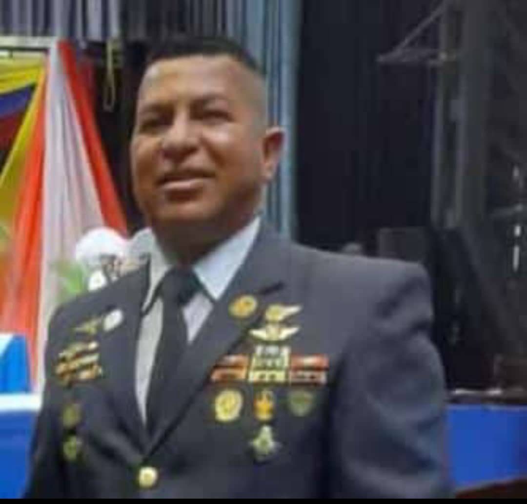 NoticiasFalcon's tweet photo. Nelson Saavedra, Comisionado Agregado de Polifalcón, resulta lesionado (traumatismo craneal severo) al sufrir accidente de tránsito tipo deslizamiento de moto. 

Ocurrió la noche de ayer 24 de diciembre, en la variante sur, frente a la Urb. "El Bosque" #Coro

@elpiojolopez https://t.co/vtyXI1UMo5