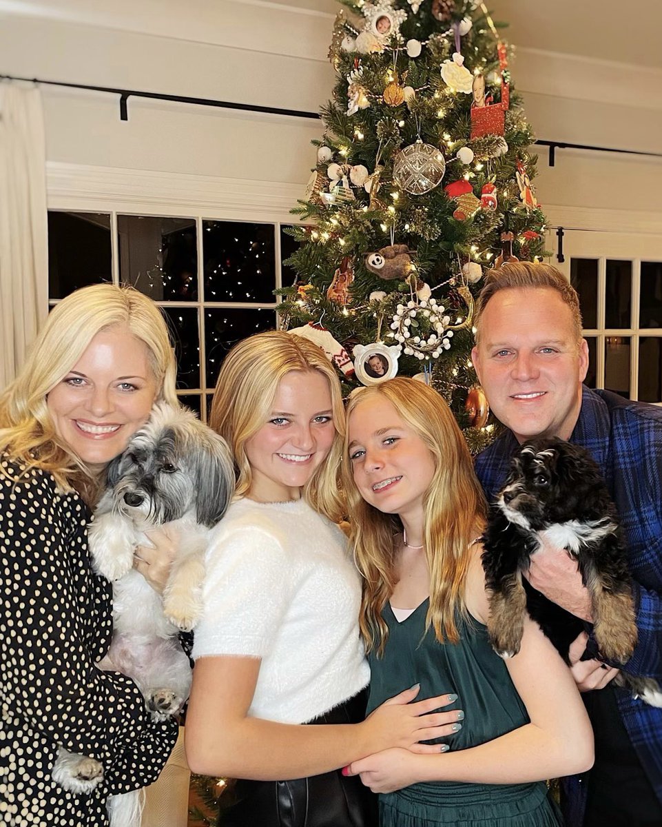 matthew_west's tweet photo. At Christmas, we hear the word “peace” often. While I’m sure we’re praying for peace on Earth, I’m praying for you to experience peace in your heart this Christmas. A peace that nothing in this world can offer.

Wishing you a Merry and Peaceful Christmas from our family to yours! https://t.co/UHmHNtY164