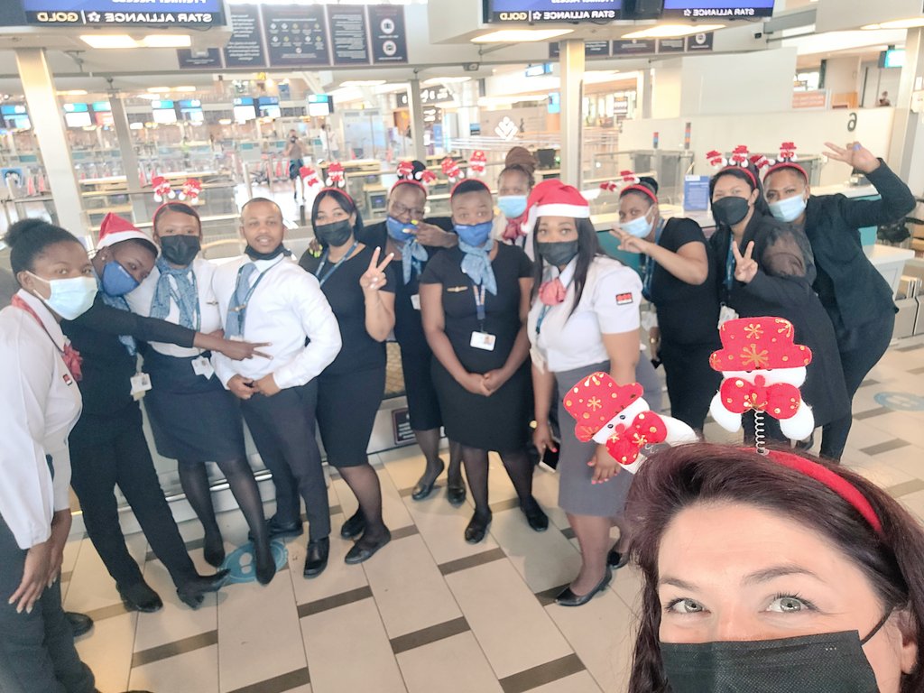 lisambuxton's tweet photo. Feeling festive in CPT 🎅and ready to welcome our customers on this Christmas day 🎄 @UA_MarkClays @capetownint #Christmas2021 @weareunited https://t.co/2VBu0g9xD4