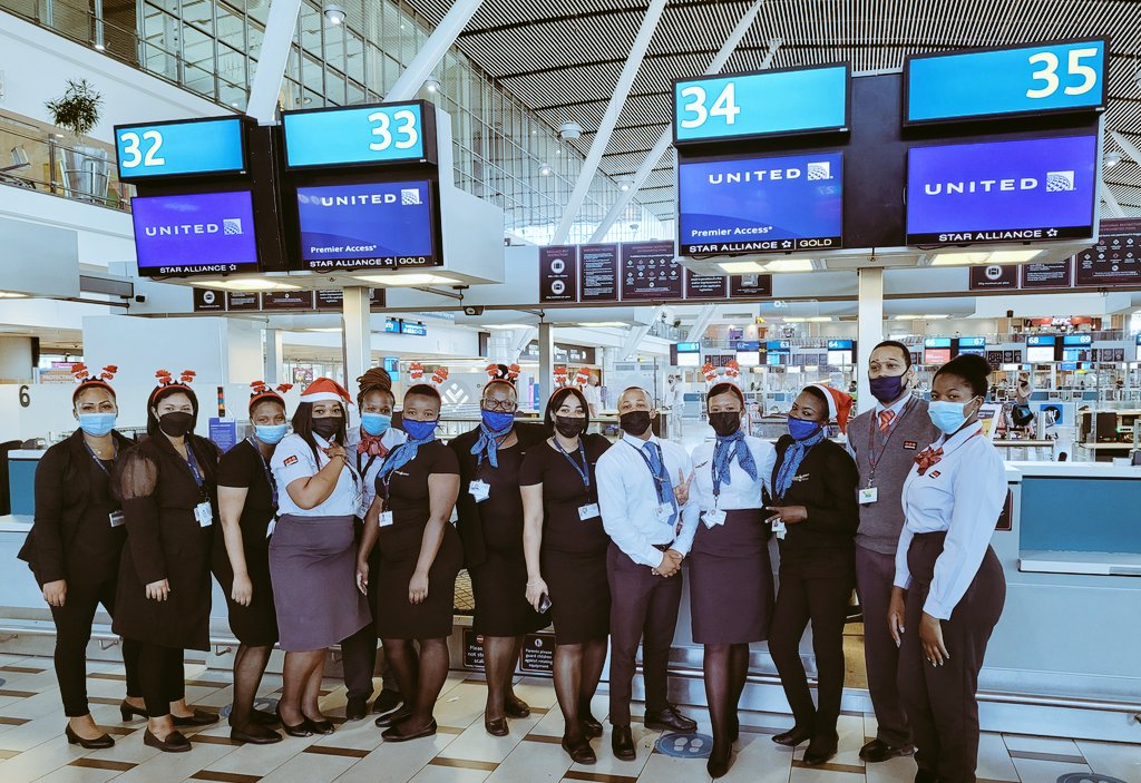 lisambuxton's tweet photo. Feeling festive in CPT 🎅and ready to welcome our customers on this Christmas day 🎄 @UA_MarkClays @capetownint #Christmas2021 @weareunited https://t.co/2VBu0g9xD4