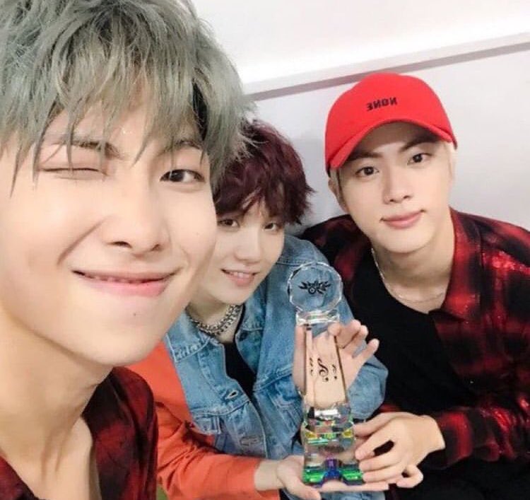 KimYoonAnd's tweet photo. #getwellsoonnamjoon #getwellsoonyoongi #getwellsoonseokjin
Jujurly sakit denger berita ini 🥺💔
Segera membaik dan negatif 🙏🏻
Jhope, jungkook, jimin, taehyung, kalian harus sehat2 yaa 🥺 https://t.co/Gy8M7nbwpK