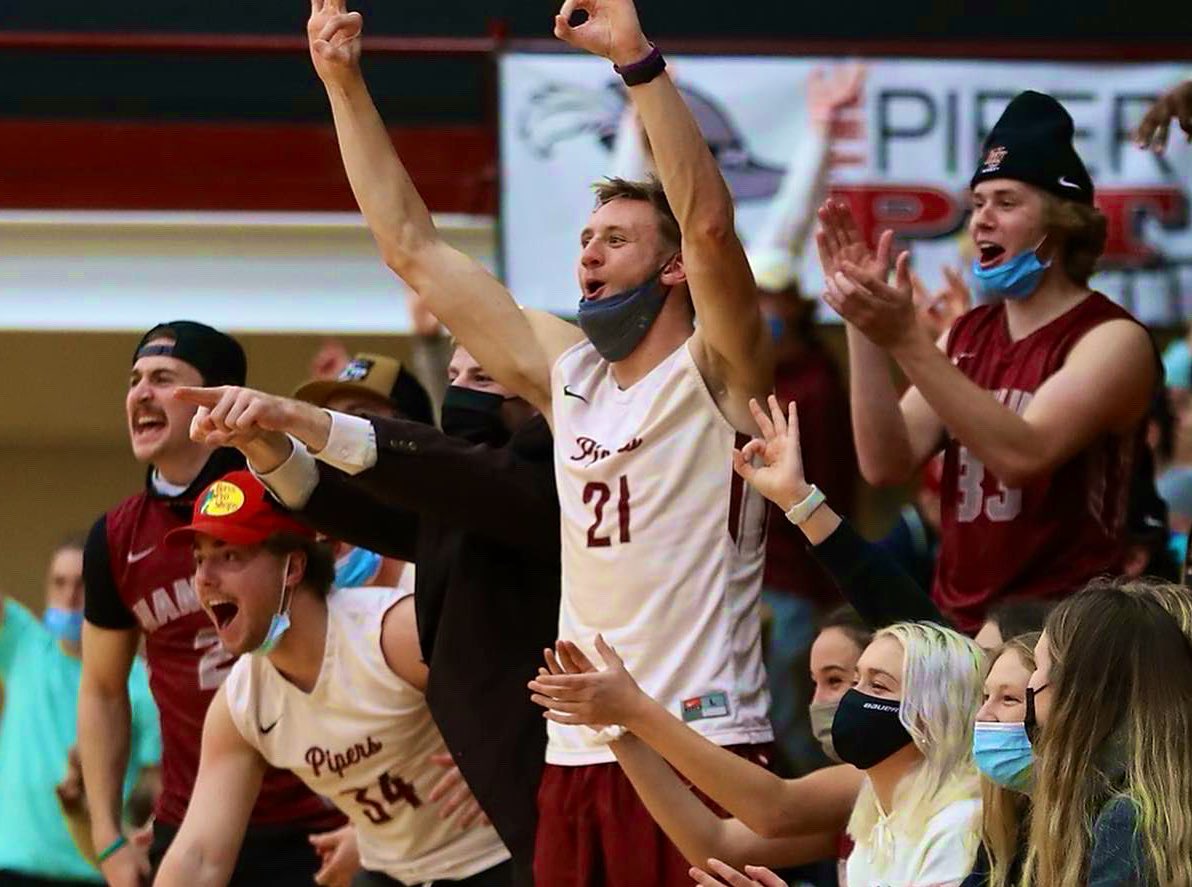 HamlineMHockey's tweet photo. When we wake up to all the 🎁🎁 under the 🎄! https://t.co/ABEvRu5Cid
