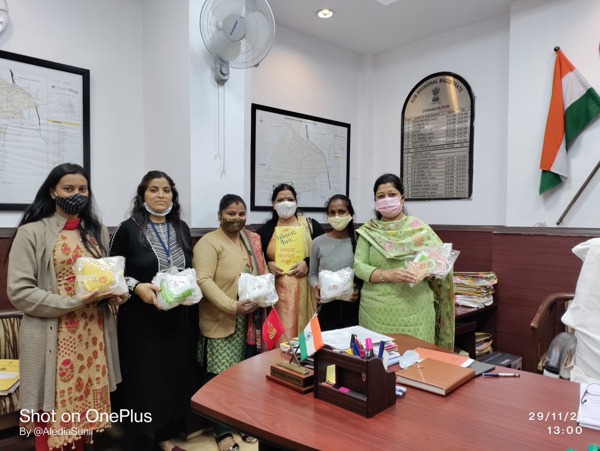 IndiaShg's tweet photo. Successfully work order delivered @DMNewDelhi  #SDM #ChankyaPuri @GeetaGrover @NULM_MoHUA  for 2 Layer Mask done by the #VivekanandCampSHG @CHDIndia  under the leadership @kumarineelam3529 @PMOIndia  #selfhelpgroupsforwomen #selfhelpgroup #selfhelpgroups #mask #pmoindia #nitiayog https://t.co/glwGRKoUga