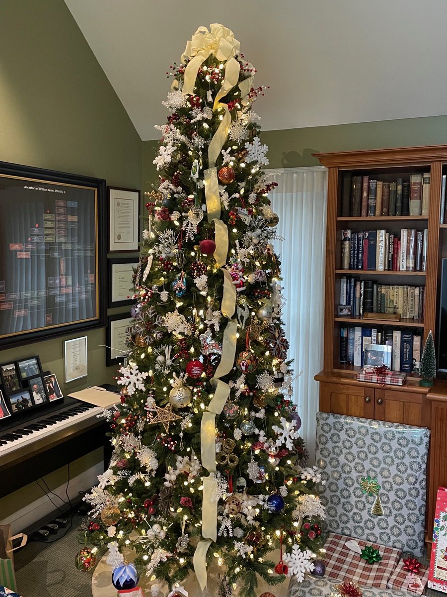 BillOReilly's tweet photo. Merry Christmas from all of us at https://t.co/rryWmyXe7C. We respect this outstanding tradition. https://t.co/5Evo3Y7Tdv