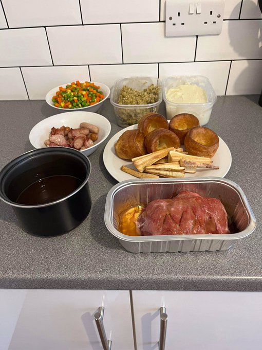 First time making Christmas dinner solo wish I&rsquo;d gotten more meat but don&rsquo;t think I&rsquo;m gonna starve 😂