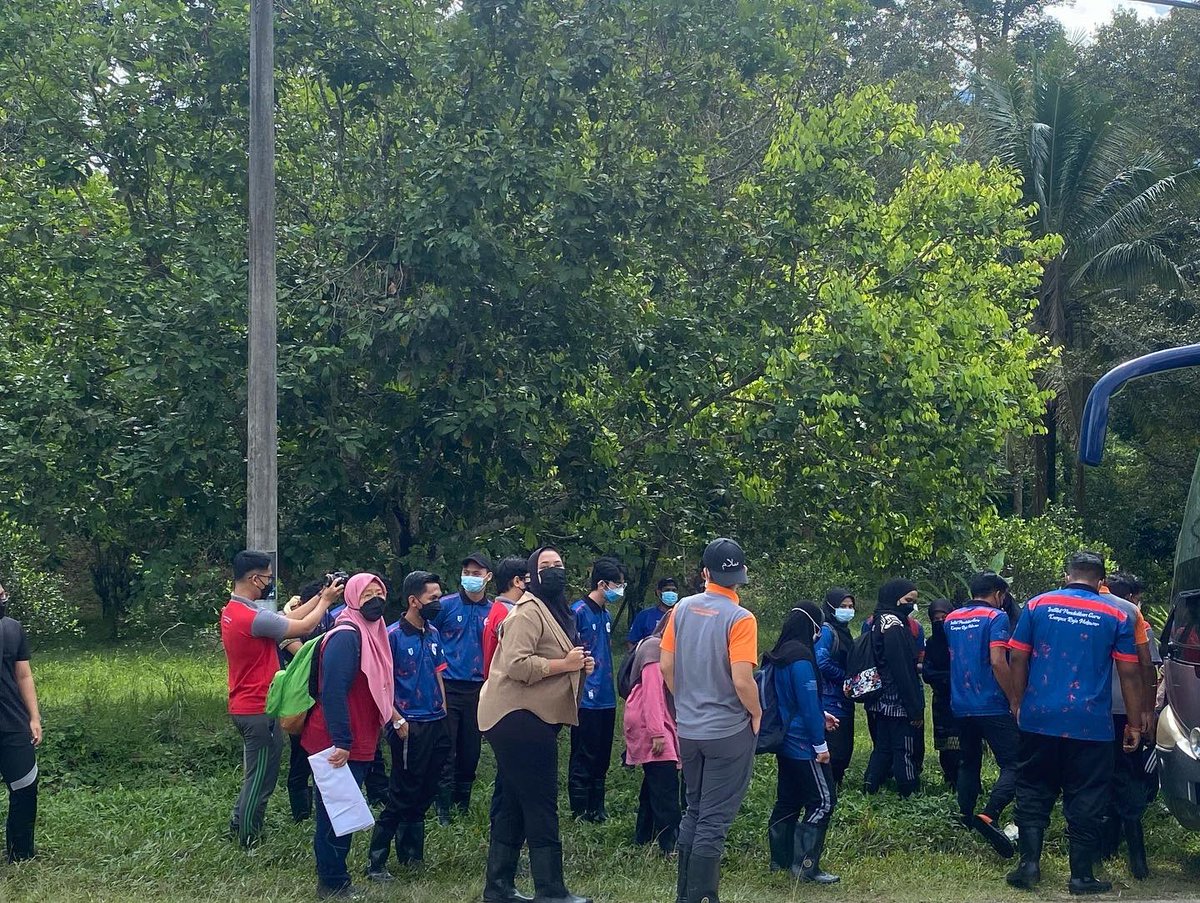 diniemohdfadil's tweet photo. 70 Orang Sukarelawan di KG. Amar Penghulu, Jelebu hari ini. Sukarelawan dari @ipgkrmofficial &amp; individu lain lain. TERIMA KASIH!

Alhamdulillah hampir 10 buah rumah selesai untuk pembersihan akibat terkesan #DaruratBanjir https://t.co/5TYd6R2vlY