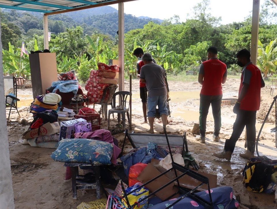 diniemohdfadil's tweet photo. 70 Orang Sukarelawan di KG. Amar Penghulu, Jelebu hari ini. Sukarelawan dari @ipgkrmofficial &amp; individu lain lain. TERIMA KASIH!

Alhamdulillah hampir 10 buah rumah selesai untuk pembersihan akibat terkesan #DaruratBanjir https://t.co/5TYd6R2vlY