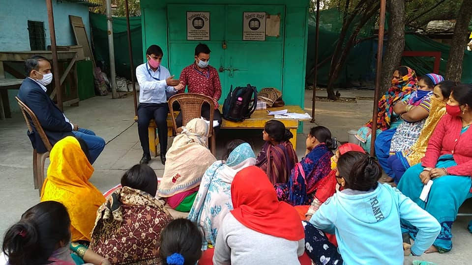 IndiaShg's tweet photo. Successfully work order delivered @DMNewDelhi  #SDM #ChankyaPuri @GeetaGrover @NULM_MoHUA  for 2 Layer Mask done by the #VivekanandCampSHG @CHDIndia  under the leadership @kumarineelam3529 @PMOIndia  #selfhelpgroupsforwomen #selfhelpgroup #selfhelpgroups #mask #pmoindia #nitiayog https://t.co/glwGRKoUga