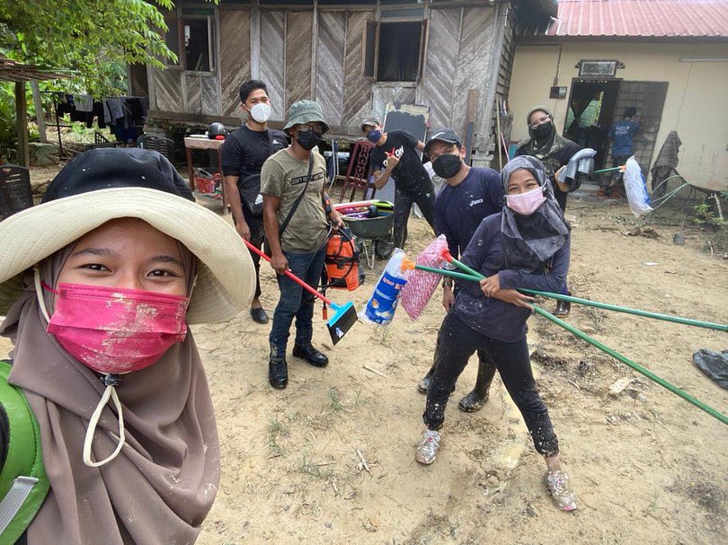 diniemohdfadil's tweet photo. Besok kami akan teruskan kerja bersama 100 orang sukarelawan dari @putra_centre @sejiwasociety @gpmsns @GAPmys 🙌🏻 

MARI KITA BAGI MEREKA SEMANGAT BARU, KITO BANTU JOLOBU! 🙌🏻‼️#banjir #negerisembilan #DaruratBanjir https://t.co/i2LzwJztB5