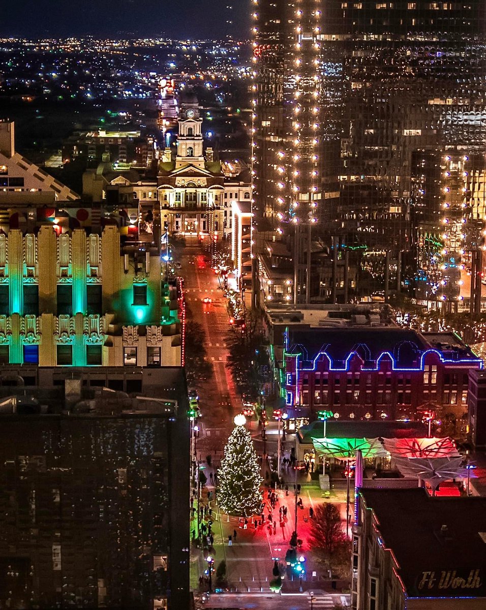 DTFortWorth's tweet photo. We wish you a Merry Christmas! 🎄

📸: @style_fw https://t.co/IRvOiyv98h