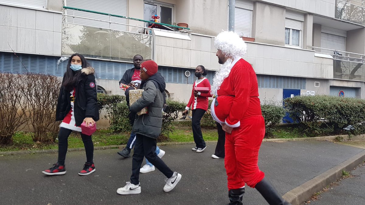 ARetrouvee's tweet photo. Aujourd'hui en ce 25 décembre  nous tenions offrir aux jeunes Cachannais des cadeaux.
C'est avec grand plaisir que nous avons réalisé une visite surprise directement au domicile de 94 enfants de la ville de Cachan ainsi qu'au Foyer Jean Jaurès.

#JeunesseRetrouvee #Cachan #Noel https://t.co/bpwYOnRjuF
