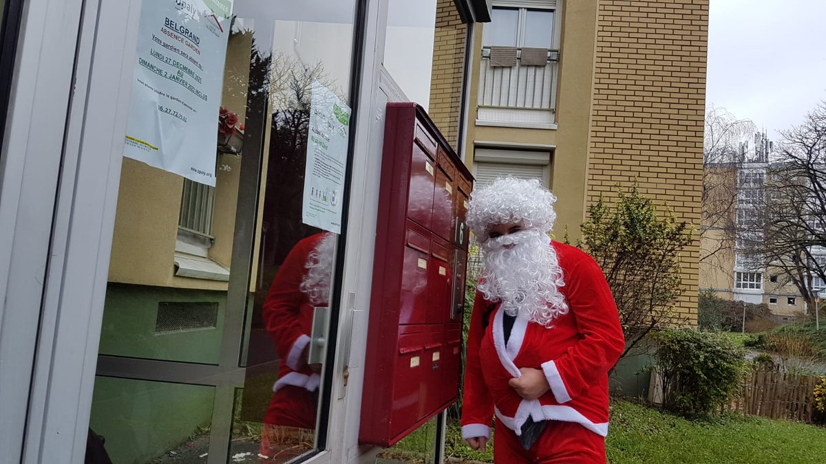 ARetrouvee's tweet photo. Aujourd'hui en ce 25 décembre  nous tenions offrir aux jeunes Cachannais des cadeaux.
C'est avec grand plaisir que nous avons réalisé une visite surprise directement au domicile de 94 enfants de la ville de Cachan ainsi qu'au Foyer Jean Jaurès.

#JeunesseRetrouvee #Cachan #Noel https://t.co/bpwYOnRjuF