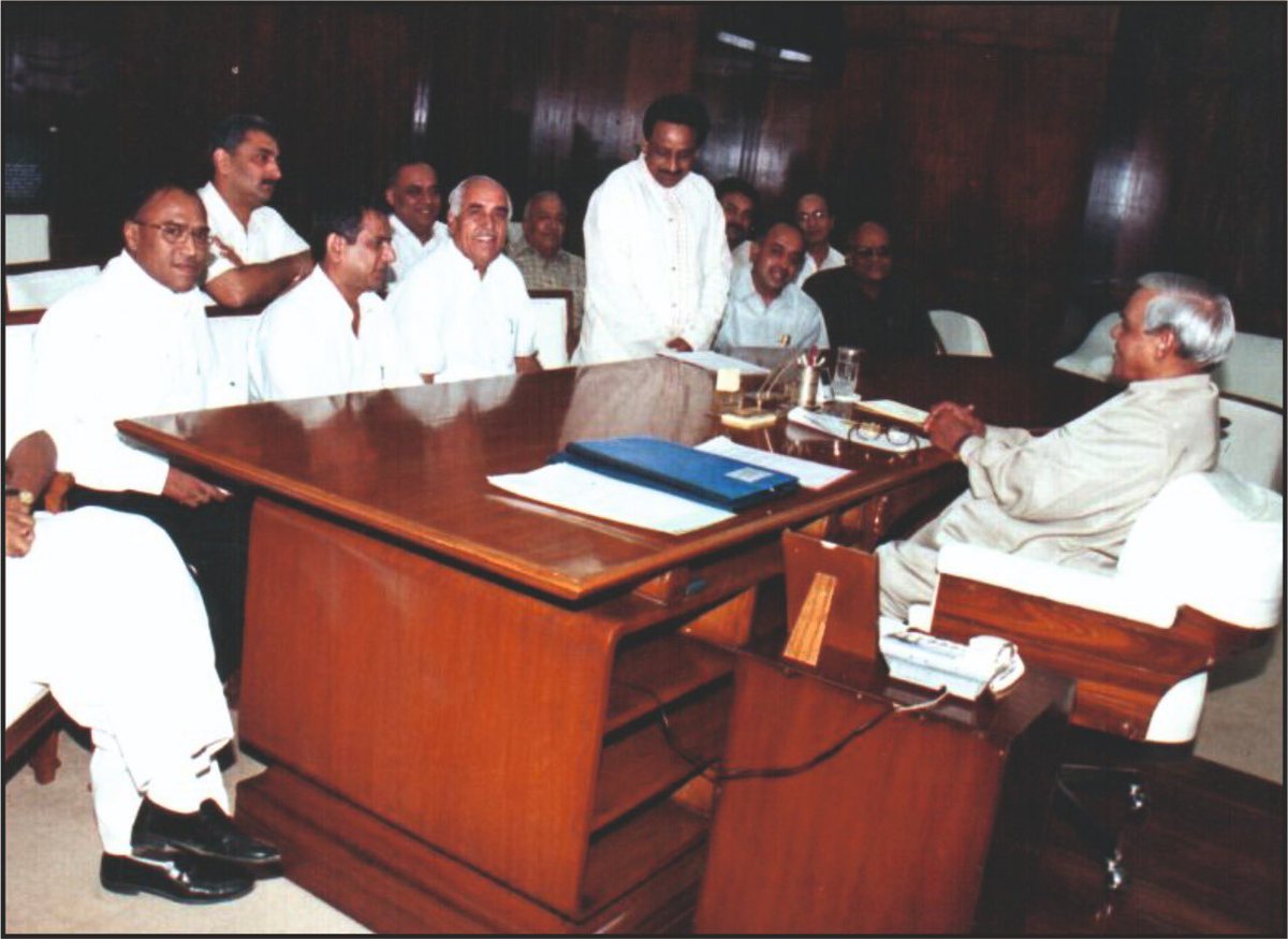 PKhandelwal_MP's tweet photo. टूटे हुए सपनों की कौन सुने सिसकी अन्तर की चीर व्यथा पलकों पर ठिठकी हार नहीं मानूंगा, रार नहीं ठानूंगा,  काल के कपाल पे लिखता मिटाता हूँ गीत नया गाता हूँ… इन पंक्तियों के द्वारा श्रद्धेय #Atalji ने @CAITIndia को देशभर में फैलाने की सीख दी।  सादर नमन #AtalBihariVajpayeeJi https://t.co/2d8XhNU0kQ