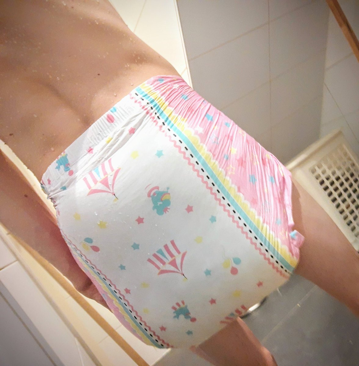 wrigglesss's tweet photo. My diapee was so soaked it started leaking 💦💦

Figured I might as well test the 'outer limits of fullness' in the shower~ 😳🙈🤤

#abdldiapers #abdlgay #abdlwetting #diapergay #diaperwetting https://t.co/t9RbT3lHsc