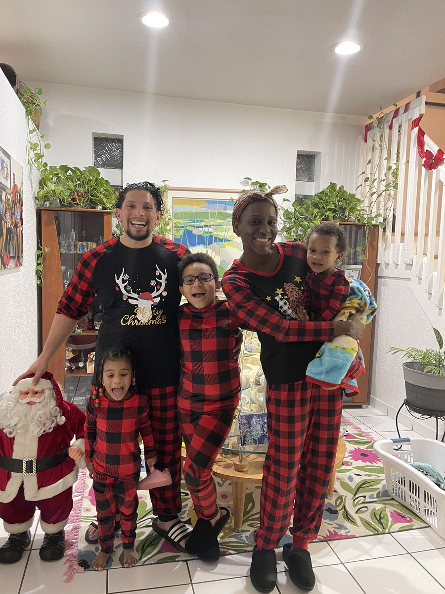 JeffZelaya's tweet photo. Merry Christmas from the Zelaya Family https://t.co/Ai3dkaImoz