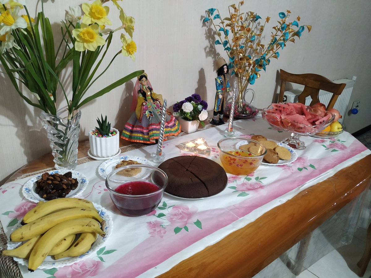 AmirFarsi's tweet photo. Only 3 days before #Christmas, on night of 22th Dec, #Iranian (#Persian) people celebrates #Yalda night, as longest night of year in Persian calendar. Pomegranate and watermelon are important elements of Yalda's table. This our Yalda's table. https://t.co/7dGEMMa3EO