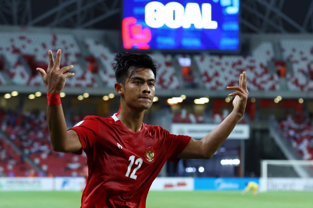 sport7trans7's tweet photo. Indonesia 4-2 Singapura (agg. 5-3)

11 vs 8. Salut untuk Singapura. 👏🏻

Bagi Indonesia, final nanti akan menjadi yang ke-6 sepanjang sejarah Piala AFF.

Final Piala AFF 2020
🗓 Leg 1: 29 Desember 2021, 19.30 WIB
🗓 Leg 2: 1 Januari 2022, 19.30 WIB

#TimnasDay https://t.co/CxyutxW3Dn