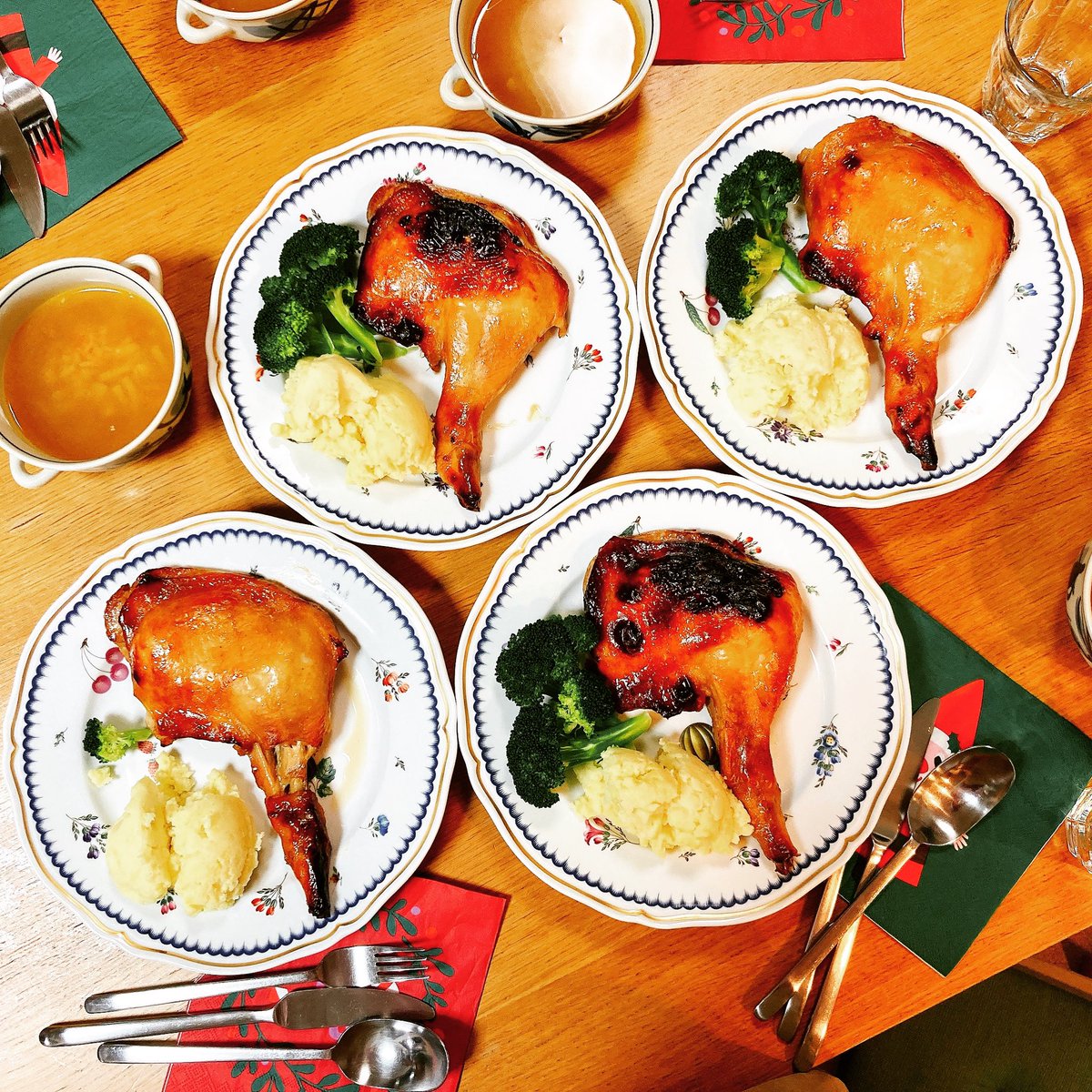 Cookdad_K's tweet photo. 初ローストチキンをやりました🍗

これが。。。超絶大好評✌️

今まで作ったクリスマスディナーの中で１番の出来でしたー👍

30分くらい、時おり漬けダレをハケで塗りながらゆっくりオーブン。照りっ照りにジューシーに焼けました👍

#おうちクリスマス
#おうちクリスマスディナー
#ローストチキン https://t.co/OT8gDtcJVW
