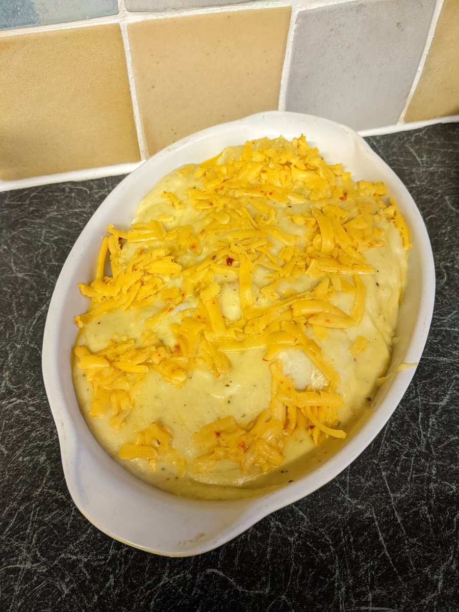 ArrivedOnTime's tweet photo. So I have prepared this delicious cauliflower cheese! Looking forward to eating it later...
#chefalex #chef #cauliflowercheese #goodfood #ChristmasDinner https://t.co/QE0iJT1yRo