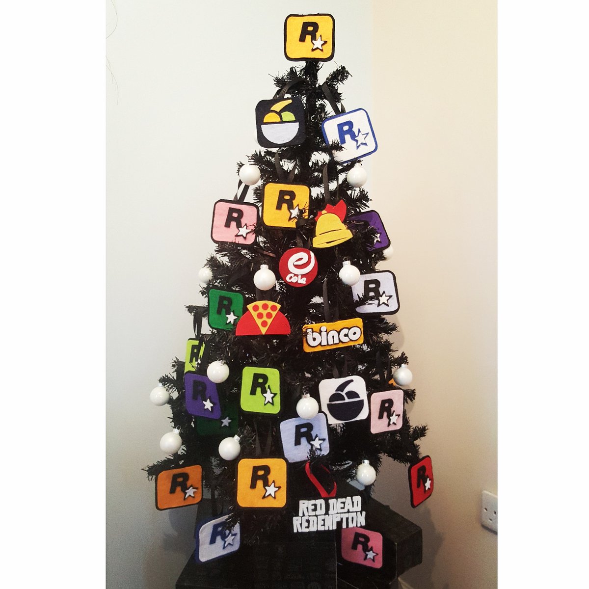 GTA_fan_girl's tweet photo. Merry Christmas gamers 😎🎄 This year I have decorated my tree with homemade Rockstar Games and GTA decorations. It took a lot of time to make each individual decoration, but I'm very happy with the results! https://t.co/T9G9a2ps7d
