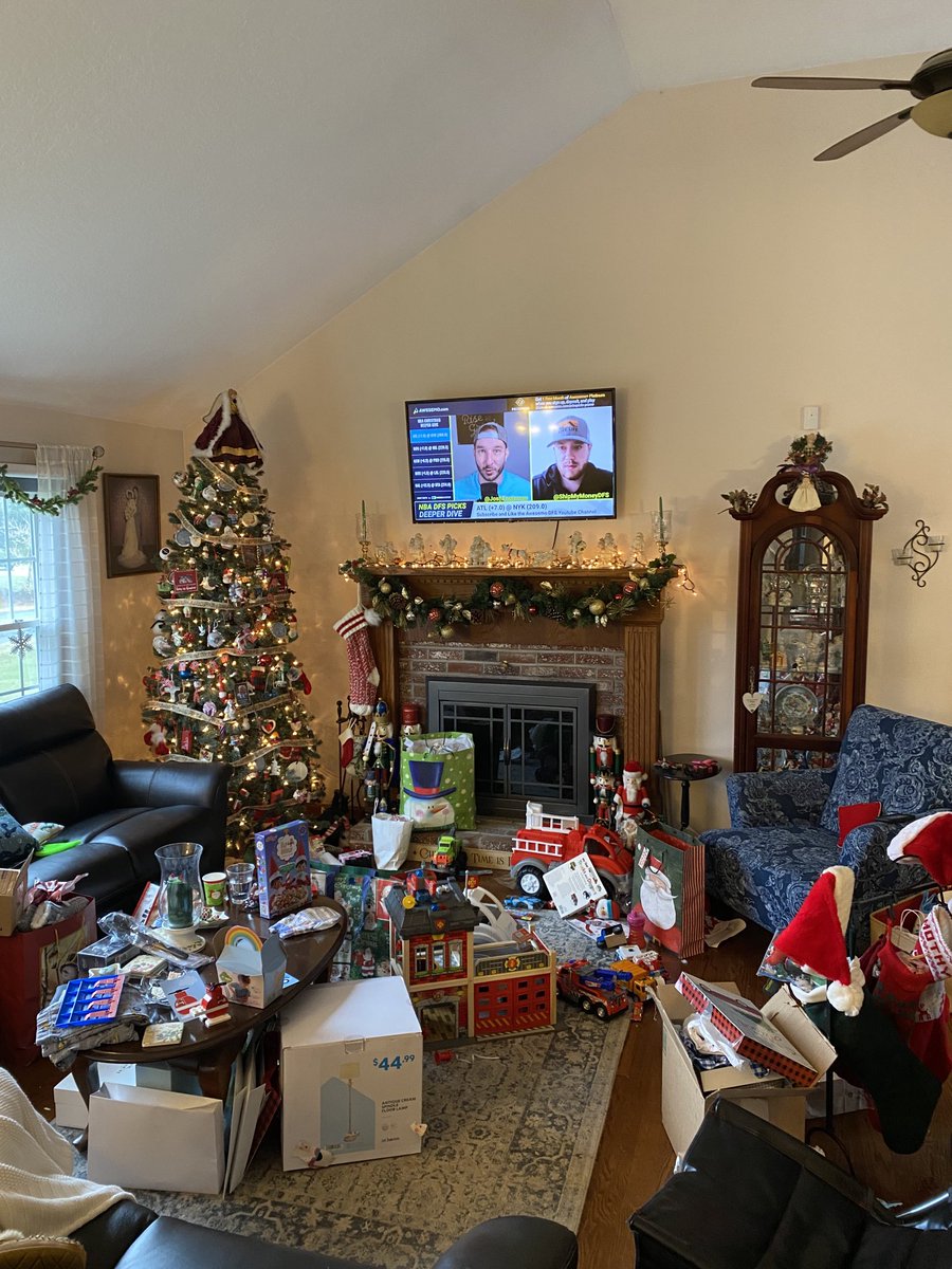 timd1387's tweet image. Prepping for nba dfs slate.  Awesemo 
⁦@ShipMyMoneyDFS⁩ ⁦@JoshEngleman⁩   1 of the top 3 dfs days of year.  Week 1 NFL, Thanksgiving football, NBA Christmas Day. Due for a W