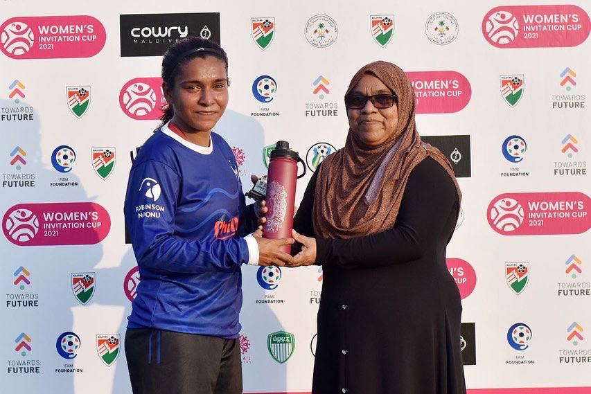 CowryInc's tweet photo. Cowry, all the way to Lh. Naifaru!

Cowry Dhoaru is awarded to the Queen of the match in Naifaru Women's Invitation Cup 2021! 🥳

#OurGlory https://t.co/qBZtUn7guV