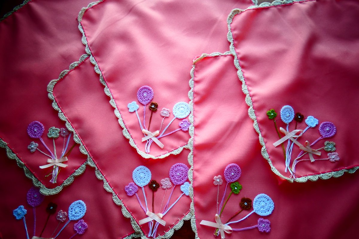 vicencia_ar's tweet photo. 😍Servilletas de tela con borde, flores y globos tejidos a crochet.
Quedan hermosas y delicadas. 😍 
#servilletas #telas #crochet https://t.co/zRMymJndvz