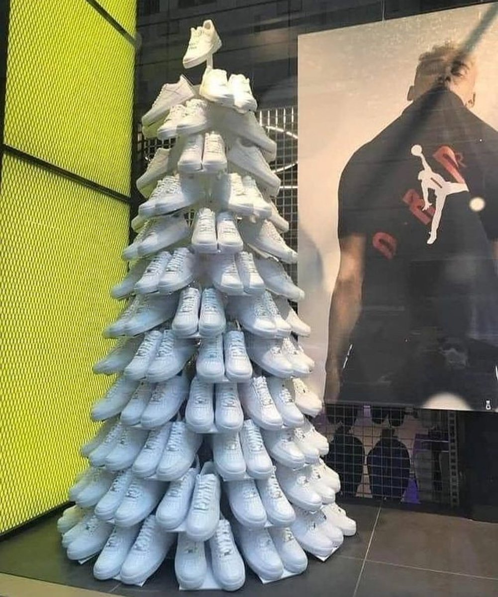 guivog7's tweet photo. nba youngboy christmas tree https://t.co/1W4tP2XA2S