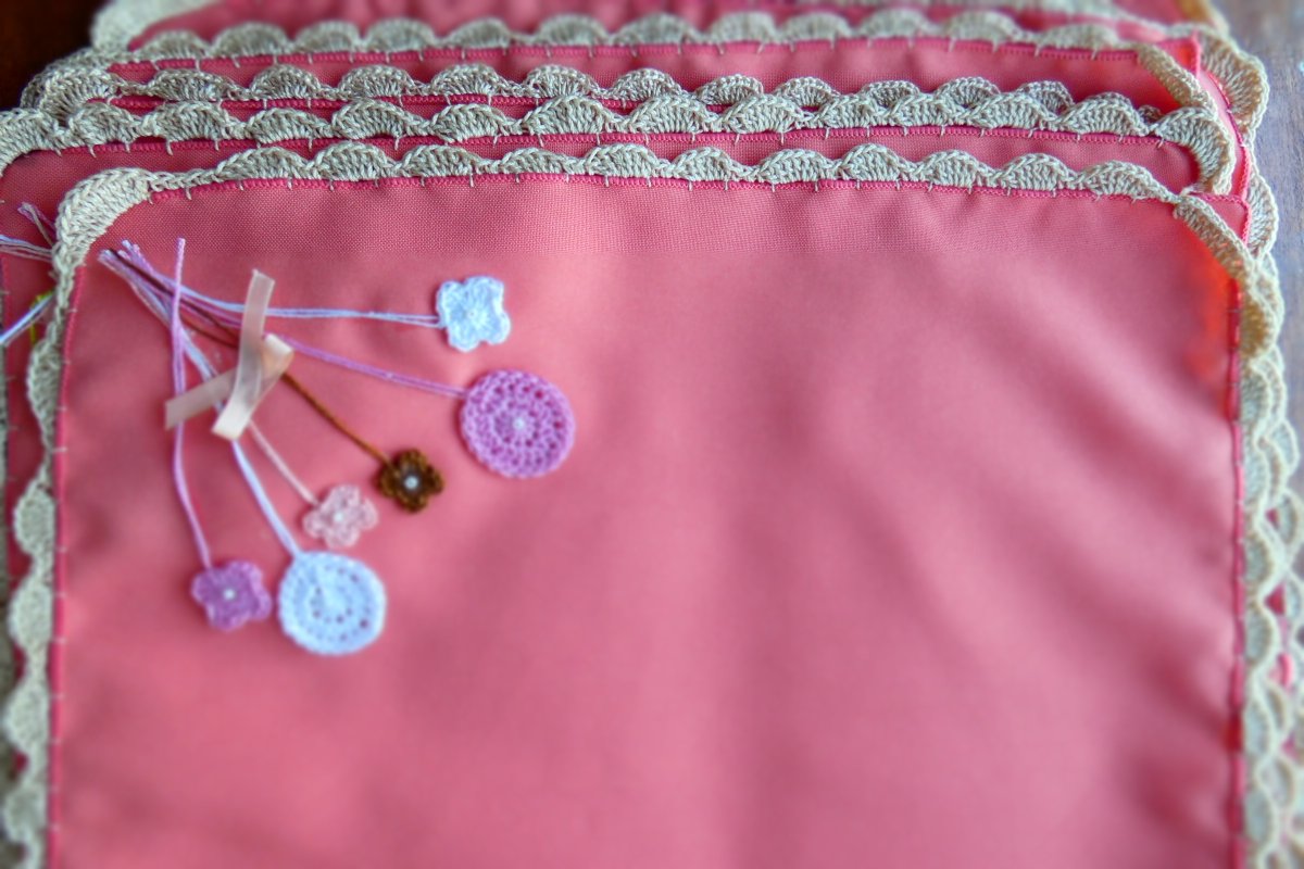 vicencia_ar's tweet photo. 😍Servilletas de tela con borde, flores y globos tejidos a crochet.
Quedan hermosas y delicadas. 😍 
#servilletas #telas #crochet https://t.co/zRMymJndvz