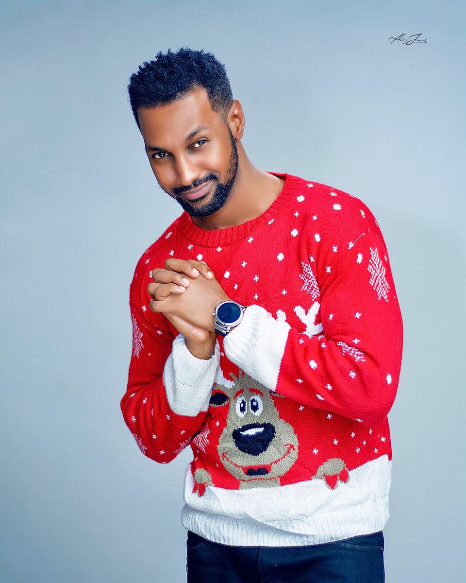 officialyousef_'s tweet photo. May God bless you with all your heart desires,May warm special memories brighten your new year, May you and your family be blessed beyond measures and May the wonder of christmas be with you forever, Merry Christmas Yunikstars
Merry Christmas everyone🎄🎄🎄 https://t.co/Kmyf9OfJae