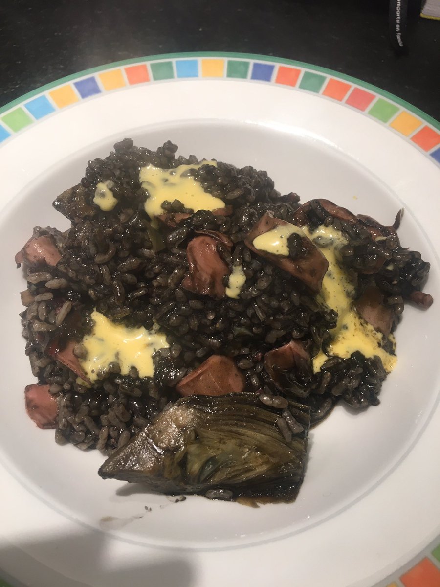InmaLizaso's tweet image. Arroz negro con chipis pescados por mis amigos de Astillero y milanesa de chuleta receta de Nandu Jubany. #menúNavidad