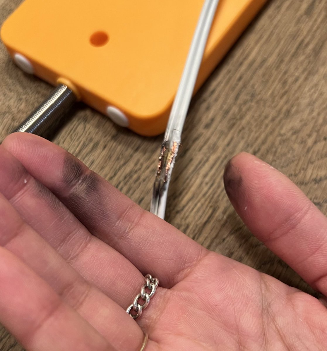 インコの悪戯に気づかないままヒーターの電源入れたら一瞬でこうなった 恐怖すぎる うちもこうなった Togetter