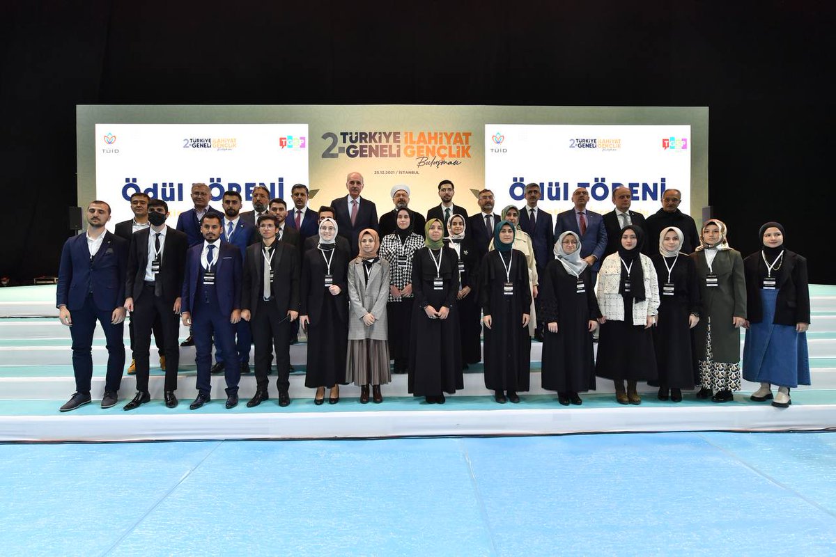 İrfan, Hikmet ve İslam Medeniyetinin öncüleri olmak için yola çıkmış kardeşlerimizle '2. Türkiye Geneli İlahiyat Gençlik Buluşması Programında bir araya geldik.

Türkiye'nin dört bir yanından koşup gelen binlerce genç kardeşimize ilgilerinden dolayı teşekkür ediyorum