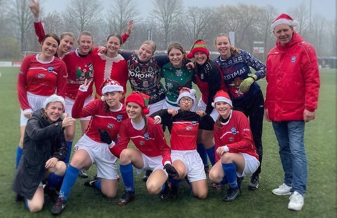 SCSPIRIT30's tweet photo. Da's pas een vrolijk kerstfeest...
#dames3 in kerstsferen π΄βͺπ΅ https://t.co/tvsmMJyHde
