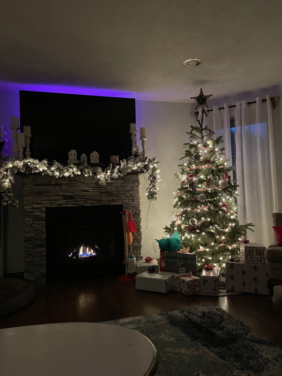 MrsZeefles's tweet photo. Christmas morning.. ✨🎄🎁 https://t.co/y5HJKA31pT