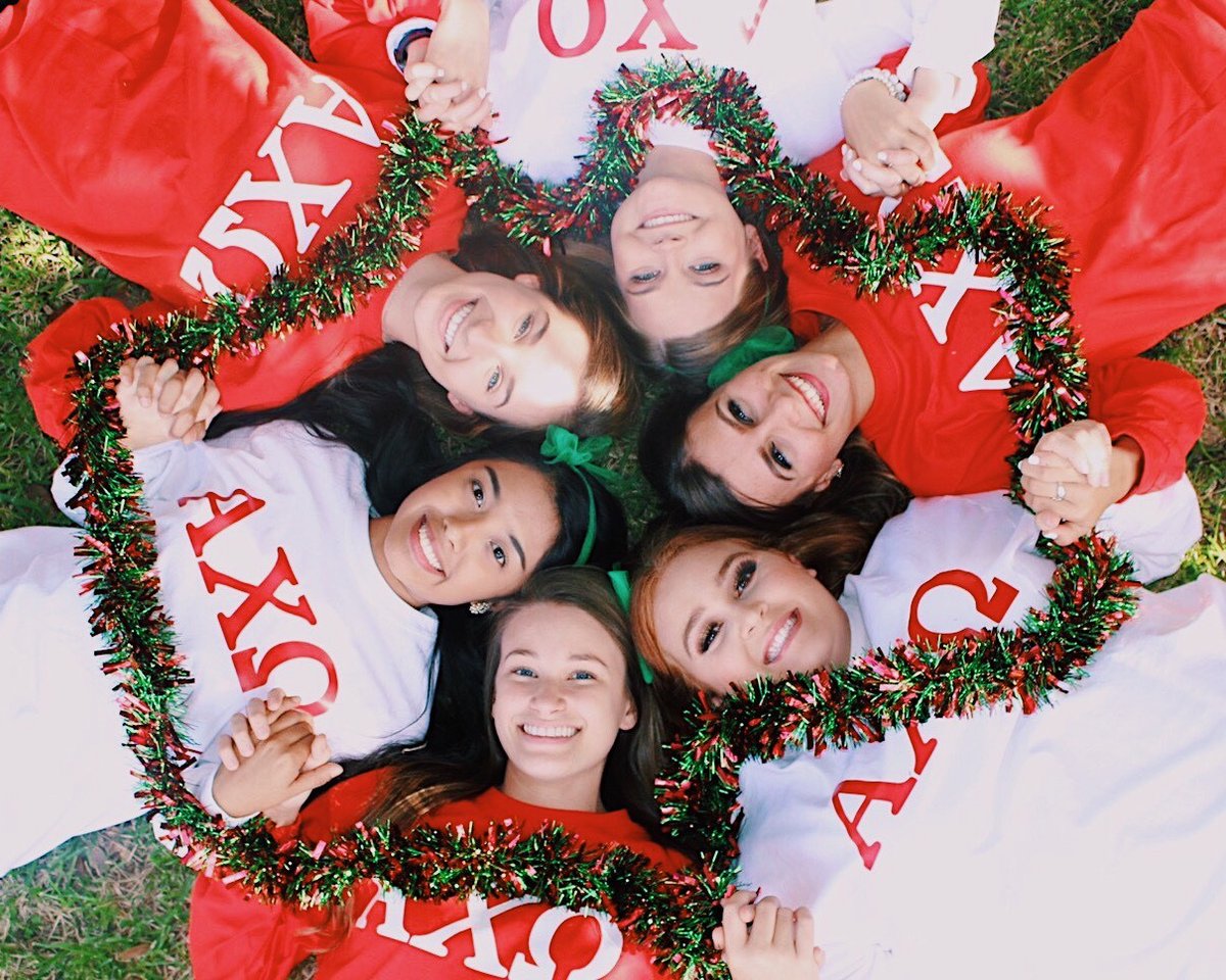 This sisterhood is the gift that keeps on giving! 🎄🎁 Merry Christmas from Alpha Chi Omega! ❤️💚 
•
📸: Gamma Phi (Lamar University)