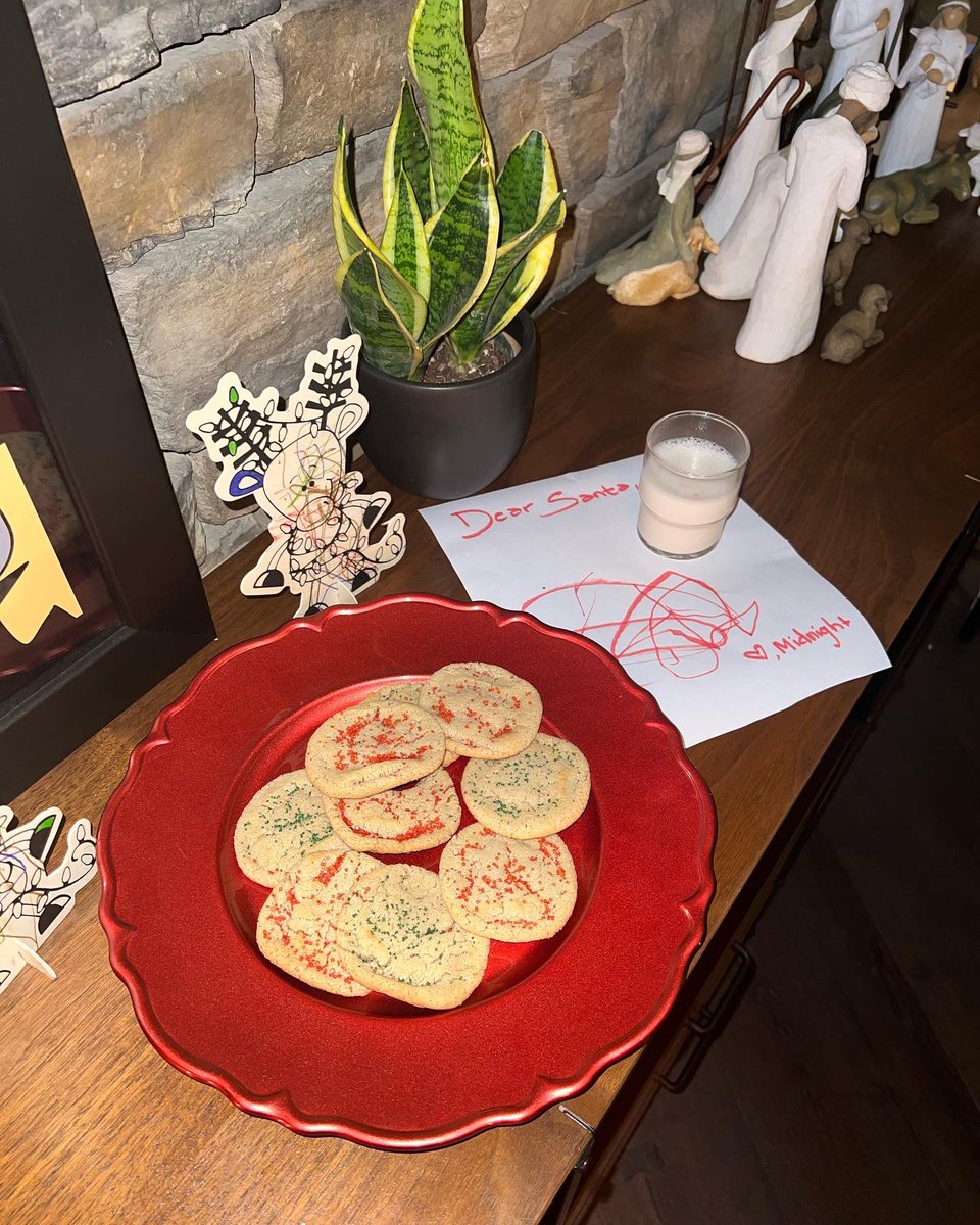 iamblackbear's tweet photo. have urself a silly little christmas 🤪 https://t.co/3xvN5JixA7