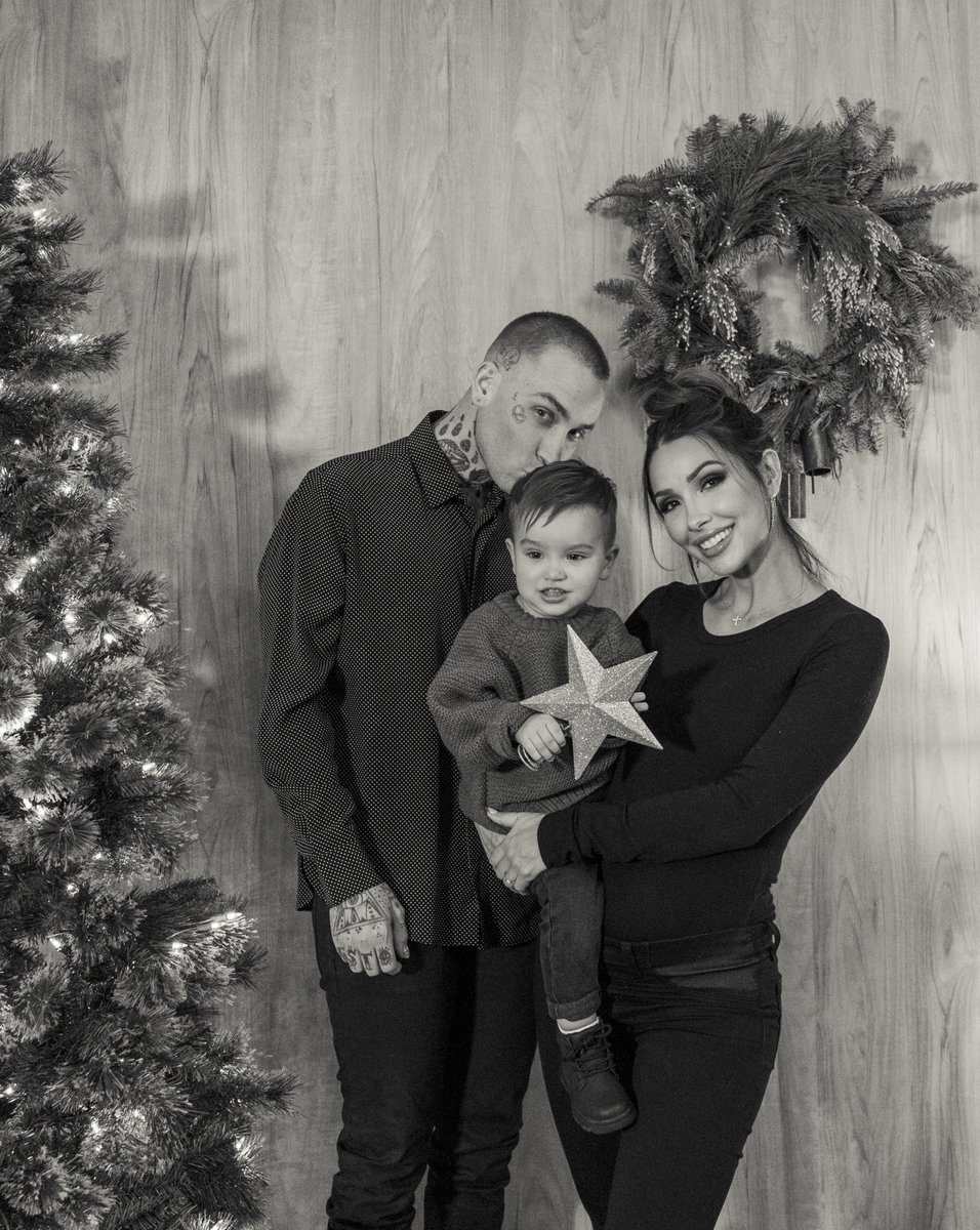 iamblackbear's tweet photo. have urself a silly little christmas 🤪 https://t.co/3xvN5JixA7