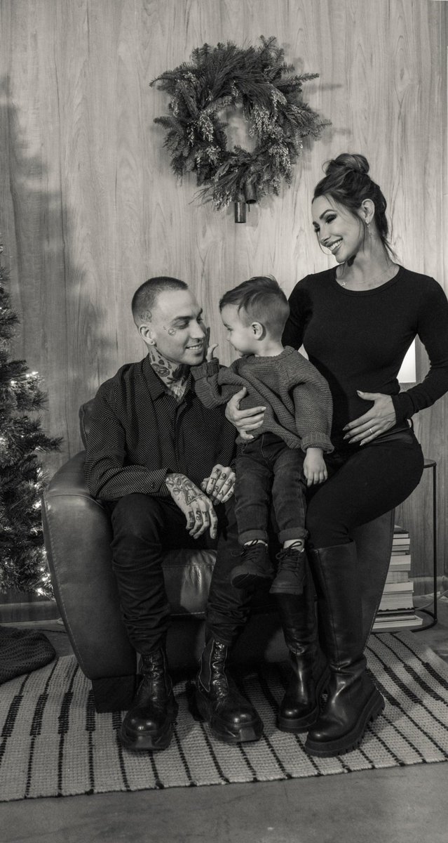 iamblackbear's tweet photo. have urself a silly little christmas 🤪 https://t.co/3xvN5JixA7