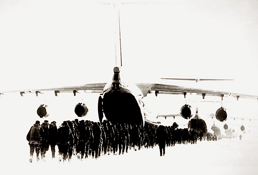 25 декабря 1979 потерпел катастрофу самолет Ил-76 Он врезался в одну из труднодоступных вершин, окружающих Кабул. Катастрофа унесла 10 человек экипажа и 37 десантников 350 Гв.ПДП
В афганской земле остались лежать наши парни, которых невозможно было найти и забрать с собой.