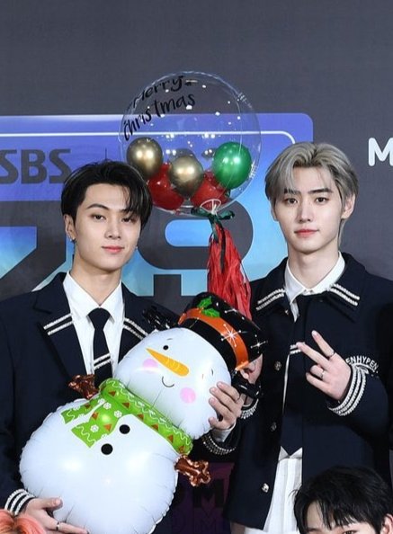 amati_ran's tweet photo. Kalo bisa dua kenapa harus satu ya ais?
#sagitarrel #jongchaengie #wonbunsa #hoonisa #stayhypen https://t.co/P1U9894iYl
