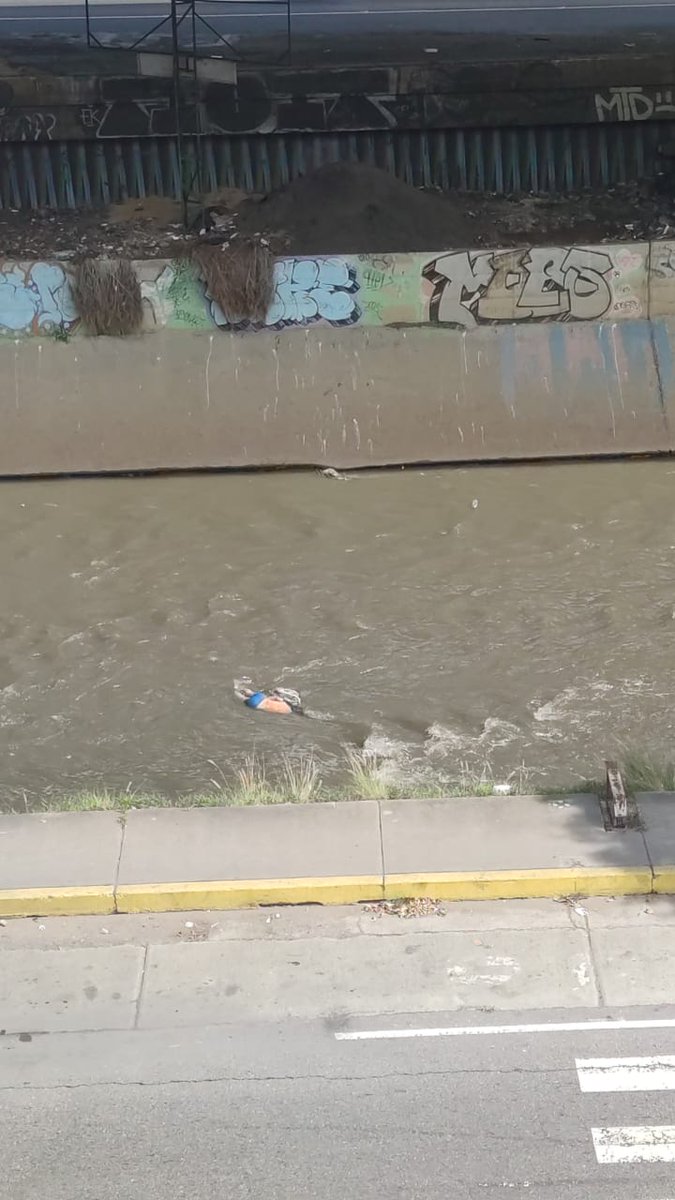 rcamachovzla's tweet photo. #caracas paramédicos, Ángeles de la Autopista, realizan labores de recuperación de un cadáver, sexo masculino, en las riberas del Guaire, alt Bello Monte. En espera del Cicpc https://t.co/zbpyAq4e4g