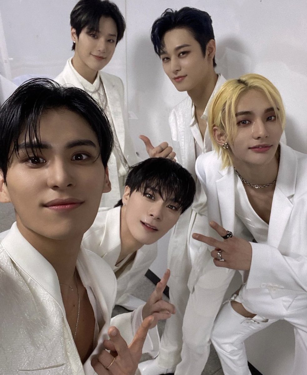 theseoulstory's tweet image. #WeLoveFriendship~ 📸 SF9 Yoo Taeyang with WOODZ, ASTRO Moonbin, THE BOYZ Juyeon &amp;amp; Stray Kids Hyunjin 🔥 

Source: instagram.com/taeyang_0228/p…