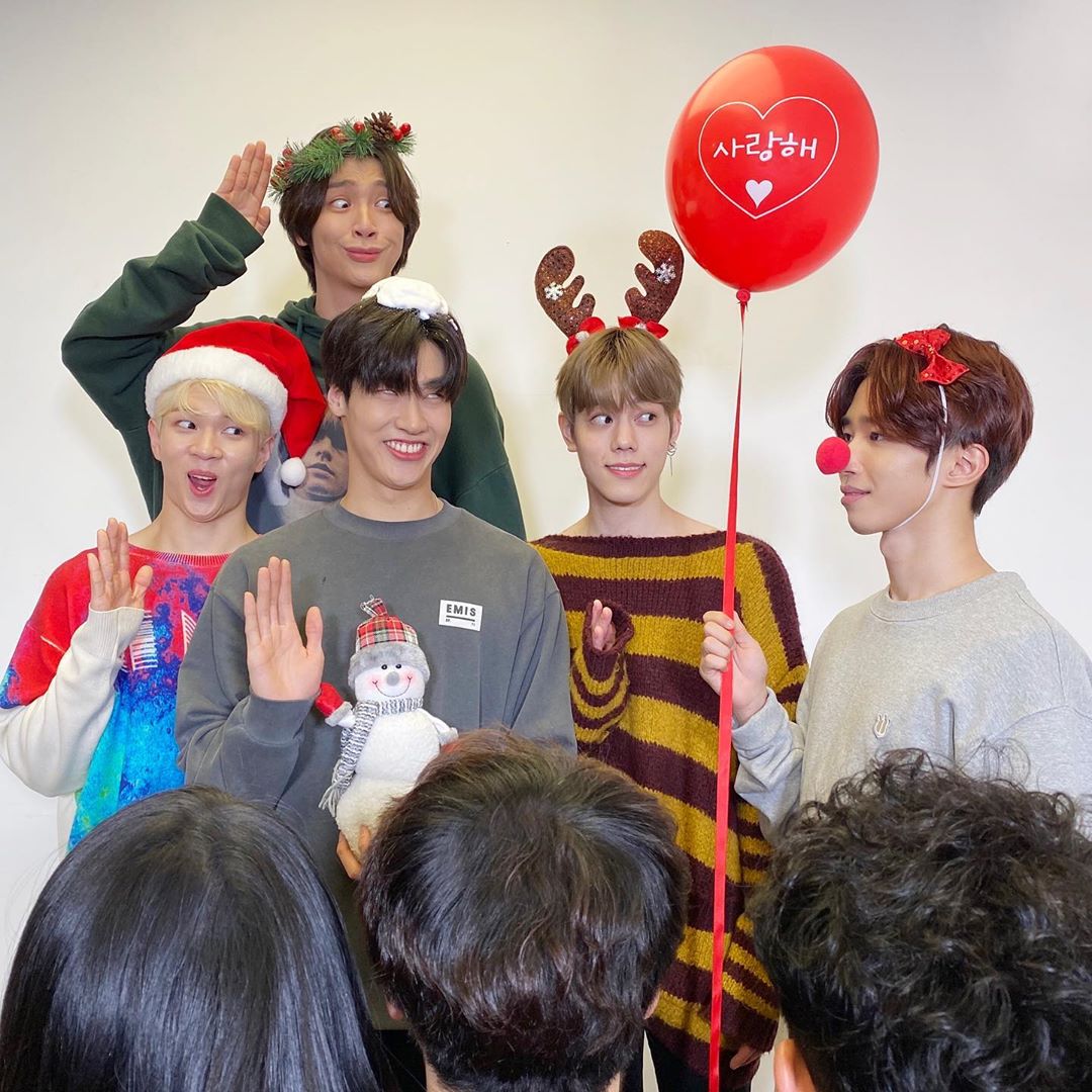 PoorlyDrawnNF's tweet photo. 🎄 Merry Christmas 🎄

#NFlying #NFiart #NFlyingFanart #LeeSeunghyub #ChaHun #KimJaeHyun #YooHweseung #SeoDongSung #엔플라잉 #이승협 #차훈 #김재현 #유휘승 #서동성 #PoorlyDrawnNFlying https://t.co/dF4au9OMBl