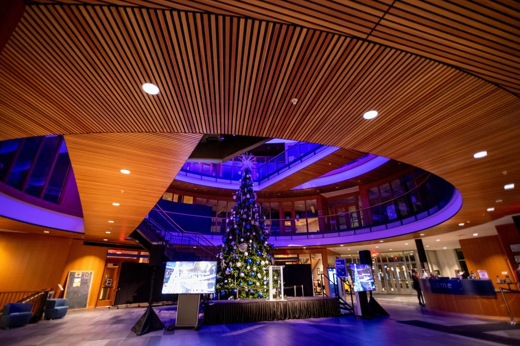 ZagFirstYear's tweet image. Hey Zags! Happy Holiday's and our office hopes everyone has a great day. #GoZags #ZagUp #BeAZag