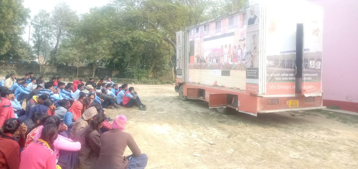 DMjaunpur's tweet photo. पूर्व प्रधानमंत्री 'भारत रत्न' श्रद्धेय अटल बिहारी वाजपेयी जी की जयंती के अवसर पर प्रदेश के छात्र-छात्राओं को 01 करोड़ मुफ्त टैबलेट, स्मार्टफोन वितरण अभियान का लखनऊ से शुभारंभ माननीय मुख्यमंत्री श्री योगी आदित्यनाथ जी द्वारा किया गया। @myogiadityanath @UPGovt @InfoUPFactCheck https://t.co/1GgGAl2B9I