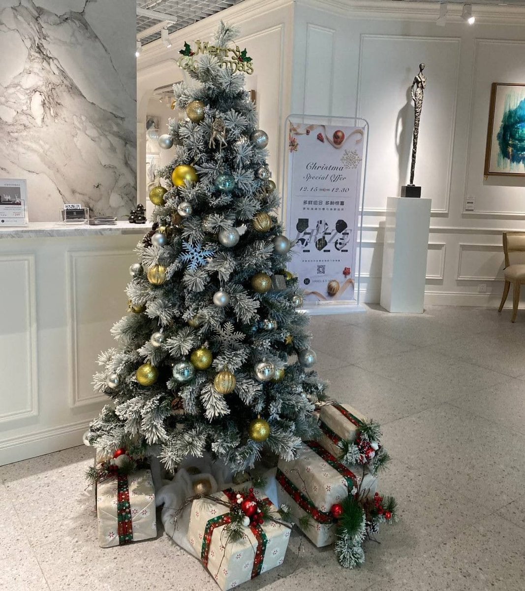 Merry Christmas, this is my first Christmas in the US and I hope it will be a wonderful day. #Christmas #Santa Claus #Christmas gifts #ChristmasWithJisoo  party