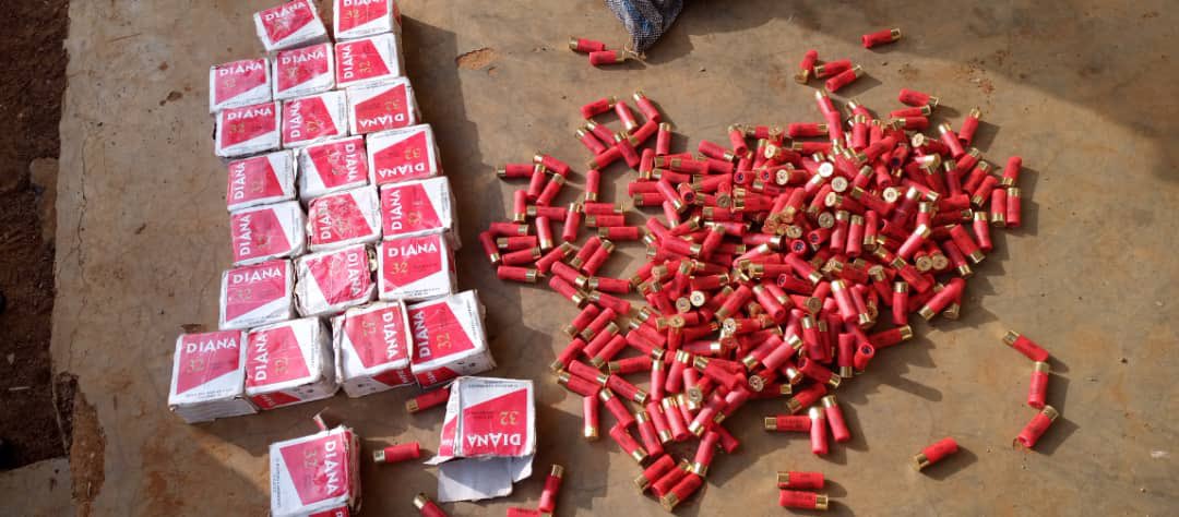 HonneurFidelite's tweet photo. Saisie de par les éléments de la Marine Nationale au beach d’Ekondo titi d’une pirogue dont la cargaison contenait un lot de 825 munitions de calibre 12
09 individus suspects interpellés 
Fouilles approfondies et exploitation en cours https://t.co/gwJ1Mp9PAp