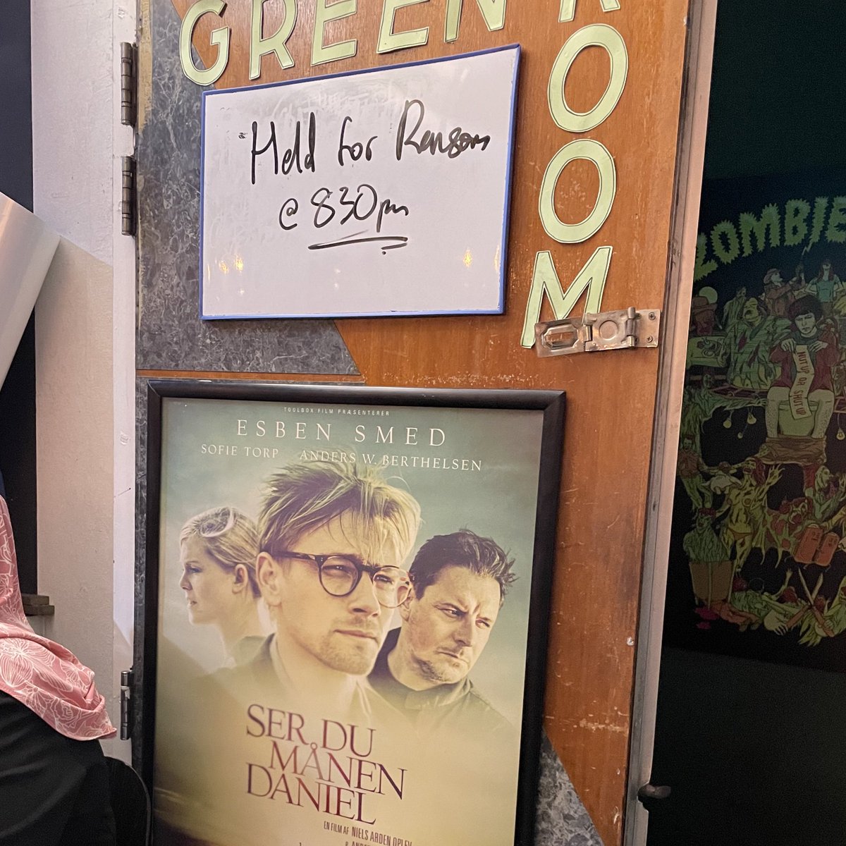 jasminsgp's tweet photo. 今年の映画納め(たぶん)は北欧映画特集の #HELDFORRANSOM デンマークの写真家がISに拉致されて帰ってくるまでの話だが観ただけでPTSDになりそうだった😱ISでの様子が役者もリアルでドキュメンタリーみたいだけどロケなんだよね?いやぁすごかった… https://t.co/6dwgCxz0qS